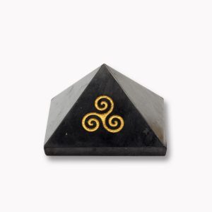 Shungit Pyramide mit Triskel Goldgravur