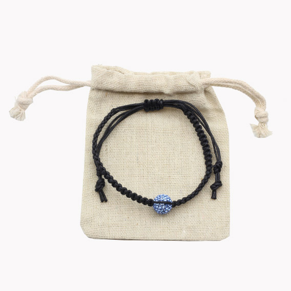 Armband geflochten mit Shamballa Perle im Leinenbeutel Glitzer mit 1 Perle hellblau – Bild 2