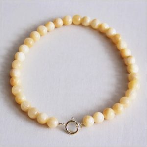 Halskette mit großen Perlen – butter yellow